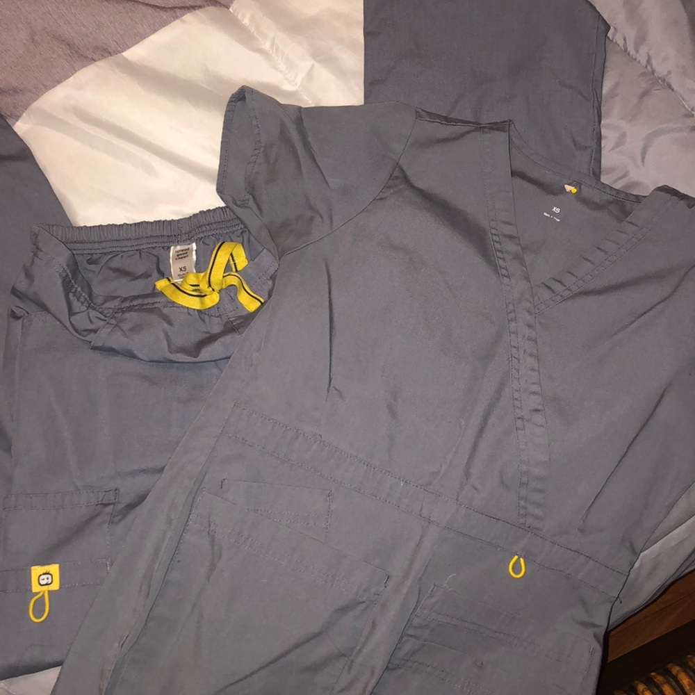 Grey wonderwink scrub set